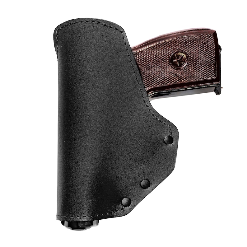 以下が含まれることがあります： 茶色の銃が入った黒い革製のホルスター。ホルスターはステッチが施され、スナップ留めになっています。