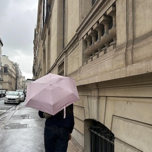 Paraguas compacto y ligero, 6 varillas reforzadas, 8 colores, protección superior contra la lluvia y el sol FPS 50, para viajes, uso diario, cápsula de almacenamiento.