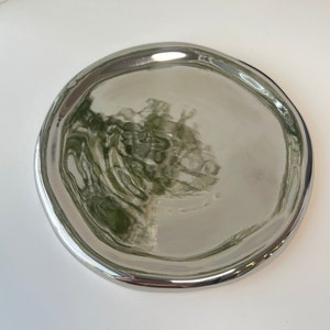 Irregular Shaped Silver Plated Ceramic Decorative Tray/ Dish. Perfect for displaying/organizing everyday jewelry, cosmetics, skincare etc. Circle