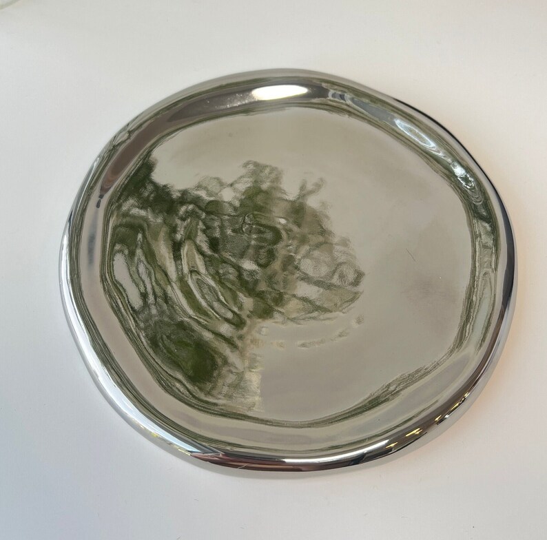 Irregular Shaped Silver Plated Ceramic Decorative Tray/ Dish. Perfect for displaying/organizing everyday jewelry, cosmetics, skincare etc. Circle