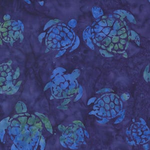 Pode incluir: Um tecido roxo com um padrão repetitivo de tartarugas marinhas azuis e verdes. As tartarugas são estilizadas e têm um aspeto batik.