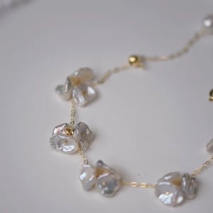 14K gold filled Freshwater baroque petal pearl bracelet. Elegant pearl bracelet. Wedding bracelet. Gift for her