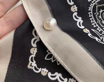 High quality freshwater baroque pearl Clothing Pearl brooch. Fleurette hat pin. Delicate scarf pear brooch pin. Safety pin.