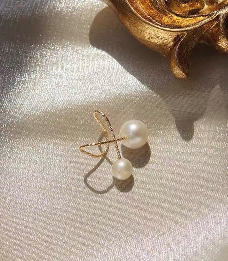 Natural Hetian Jade freshwater pearl clip-on/ear cuff. No pain Jade ear clip. comfortable Non pierced ear clip. dainty minimalist ear cuff. double pearls