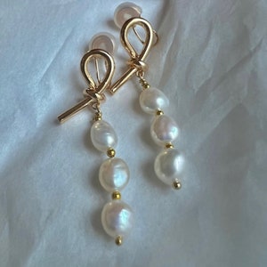 Chic style freshwater pearl clip-on earring. Pearl knot gold earring. Comfortable Non pierced ear clip. Bridal earring. Gift for her