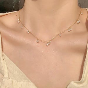 Collar de perlas de agua dulce bañadas en oro de 14 quilates. Delicado collar de perlas diminutas. Mini collar. Regalo de aniversario. Regalo para dama de honor.