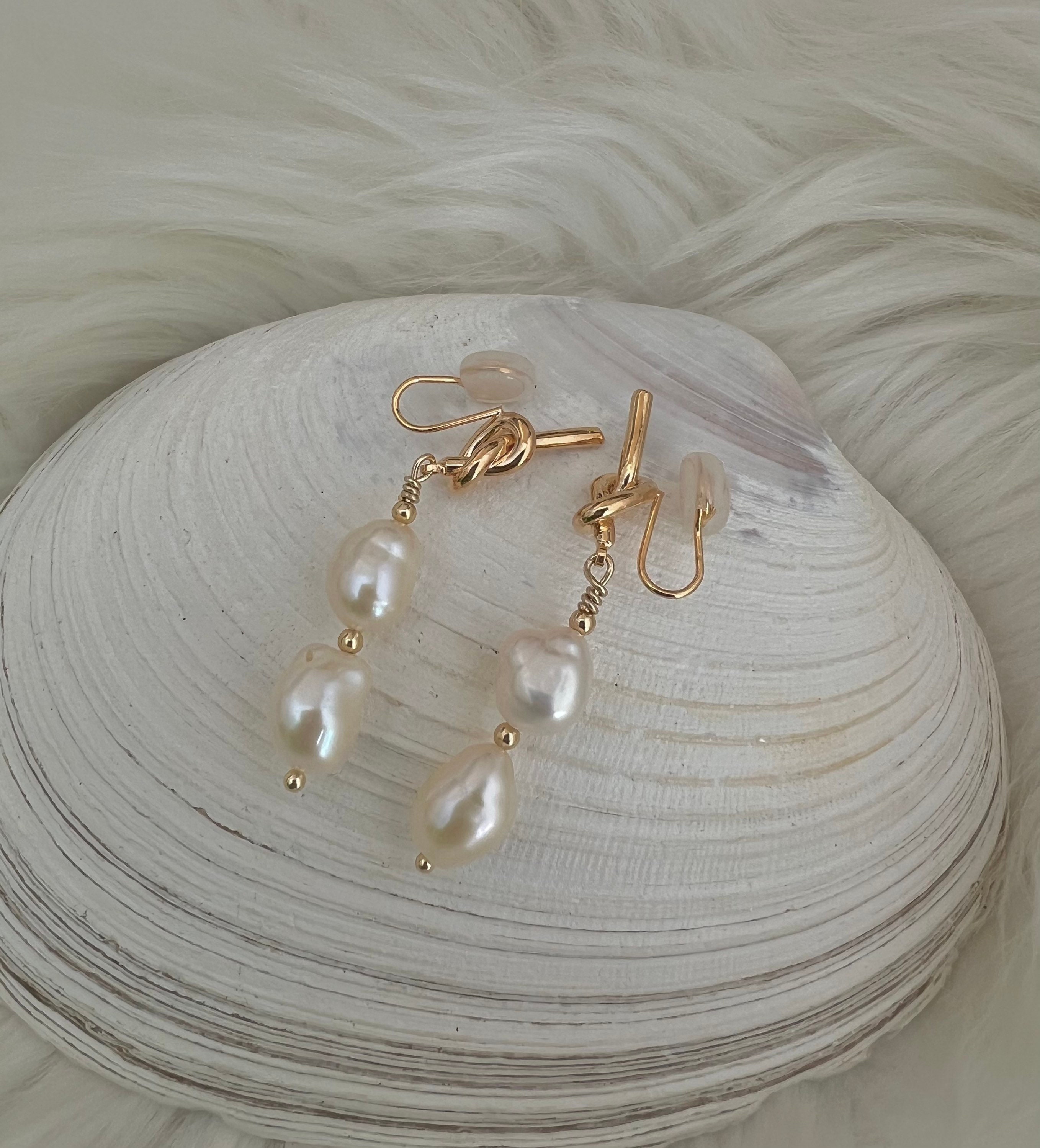 Orecchino a clip con perle d'acqua dolce in stile chic. Orecchino in oro con nodo di perle. Comodo orecchino a clip non forato. Orecchino da sposa. Regalo per lei - Italia