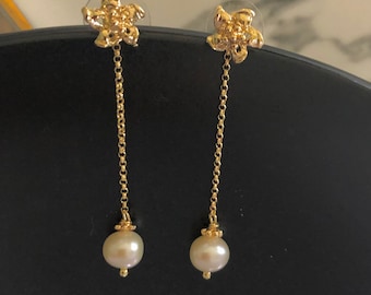 両面淡水パールダングルピアス、ゴールドメッキ花柄スターリングシルバースタッドピアス