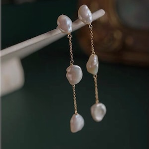 14K gold filled freshwater baroque pearl dangle earring. dainty earring. minimalist earring. elegant earring. gift for her