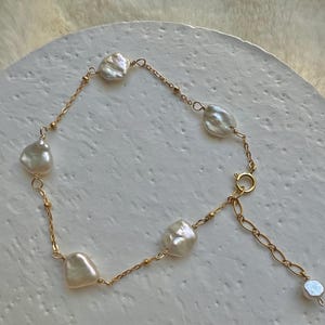 14K ゴールドフィルドの本物の淡水バロック花びら真珠ブレスレット。上品なブレスレット。チャームブレスレット。ウェディングブレスレット。ブライダルブレスレット。