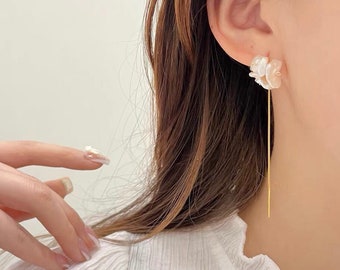 Freshwater petal pearl threader earrings. elegant earring. Keshi Pearl Floral earring. Minimalist pearl earrings. Bridal earrings.