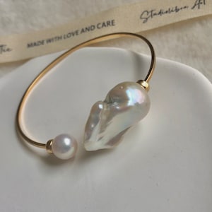 Bracelete de pérolas barrocas e redondas de água doce com enchimento de ouro 14K. Gargantilha minimalista. Pulseira de pérolas nupciais. Bracelete de pérolas nupciais. Gargantilha de punho de arame.
