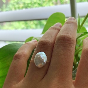14K gold filled baroque keshi pearl ring. Minimalist pearl ring. Dainty freshwater Pearl ring. Gift for her