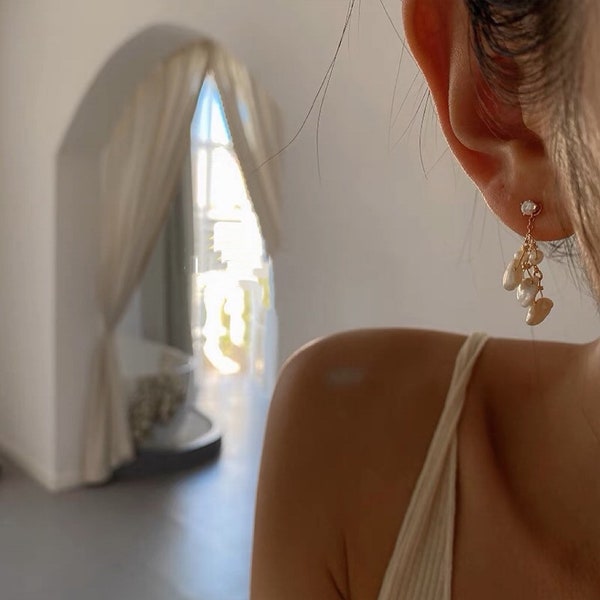 14K Gold gefüllte Süßwasser Perlen baumeln Ohrringe. Zierliche Perlen Ohrringe. Statement Perlen Ohrringe. Brautjungfer Geschenk. Geschenk für sie.