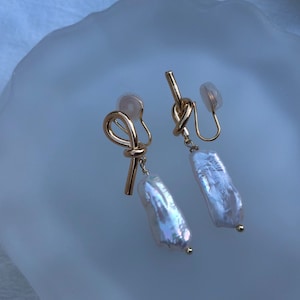 Unique Mismatched Gold Knot and Biwa Baroque Pearl Earrings, Freshwater Keshi Pearl Drop Earrings, Pearl Sticks Earrings. Clip on earrings.