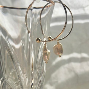 Aros de perlas barrocas de agua dulce Keshi, pendientes de novia bohemios. Pendientes de perlas elegantes. Pendientes Huggie de perlas. Pendientes de perlas barrocas.