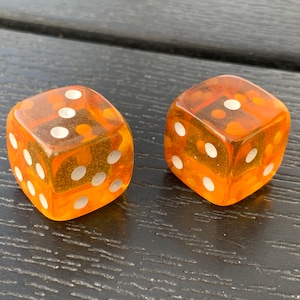 Amber dice. Pair 2x pcs. 14x14mm. Large size. Classic maple color. Hand work. Gambling dice. Classic shape. Party dice..