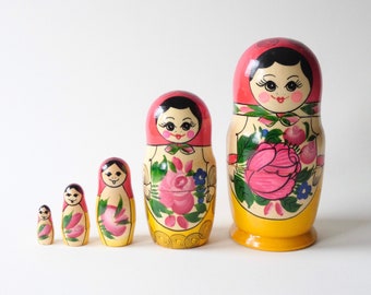 Vintage florale Babuschka Puppe Set von fünf, handgeschnitzte Holz Matroschka Puppenfiguren, rot gelb rosa handbemalt nestende russische Puppenset.