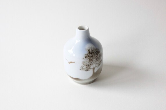 青白い風景画の陶器花瓶 青白い風景画の陶器花瓶 （お買い得品】白波か滝のような流れが