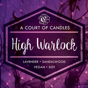 Könnte beinhalten: Ein A Court of Candles Kerzen-Etikett mit einem violetten und blauen Hintergrund und einem sechseckigen Rahmen. Das Etikett lautet "High Warlock" mit dem Text "Lavender - Sandalwood Vegan - Soy" darunter.
