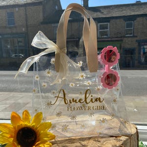 Personalisierte Daisy Blumenmädchen Geschenk Tasche - Benutzerdefinierter Name Klare Tasche mit Beige Griffen - Hochzeitsandenken für Blumenmädchen - Brautjungfer Vorschlag