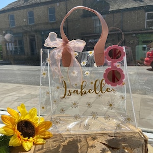 Personalisierte Daisy Blumenmädchen Geschenk Tasche - Benutzerdefinierter Name Klare Tasche mit rosa Griffen - Hochzeitsandenken für Blumenmädchen - Brautjungfer Vorschlag