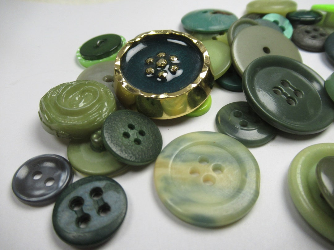 35 Vintage Green Buttons Various Sizes Plastic Clothing Etsy