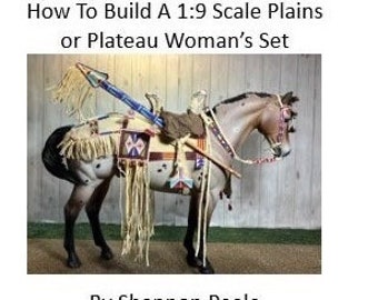 Puede incluir: Un modelo a escala 1:9 de un conjunto de mujer de las llanuras o del altiplano, que incluye un caballo con una silla de montar, una brida y otros accesorios tradicionales. El caballo es de color marrón claro con manchas oscuras y una crin y cola negras. La silla de montar está decorada con abalorios coloridos y flecos. La brida también está decorada con abalorios y plumas. El conjunto incluye una lanza con una punta de plumas.