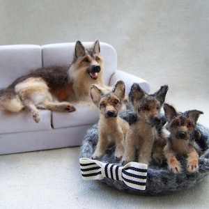 MADE to ORDER Realistischer Puppenhaus Miniatur Hund Schäferhund Mama mit Welpen von Malga