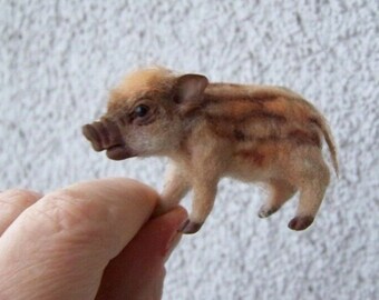 WYKONANE NA ZAMÓWIENIE Miniatura domku dla lalek Ooak ONE prosiaczek dzika od Malgi