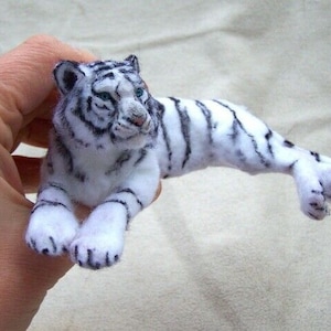 HECHO A PEDIDO Casa de muñecas Miniatura escala 1/12 acostado Tigre Blanco - gato salvaje de Malga