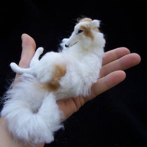 MADE TO ORDER Eiken miniatuur poppenhuis bruin/wit liggende borzoi van Malga