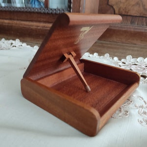 Scatola in legno di teak della metà del secolo Ab Träfiness Linköping Scatola per sigarette in legno Scatola per anelli Anni '50 Scatola da cucito Scatola portaoggetti artigianale Tavolo retrò