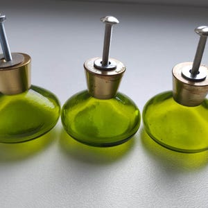 Juego de 3 muebles suecos vintage de mediados de siglo con tiradores de latón y cristal verde Verrina