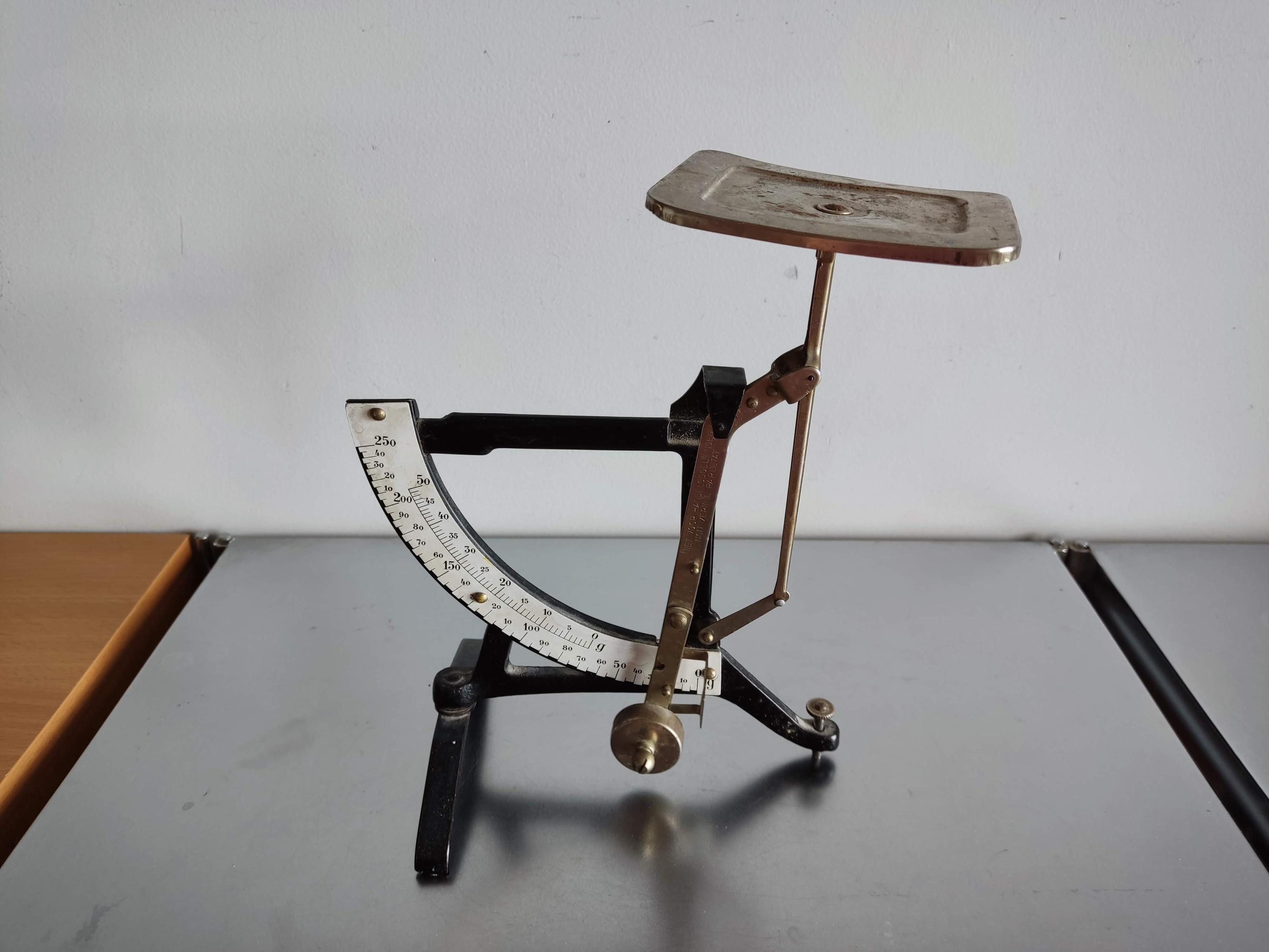 Vintage 1950s Postal Letter Scale Brass and Cast Iron Office Balance Niet Voor Handelsdoeleinden Mid Century Desk Decor