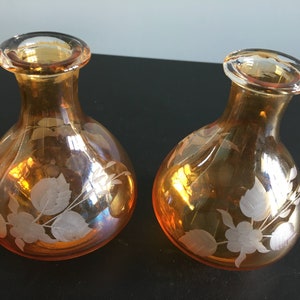 Zestaw Vintage Iridescent Grawerowane Motywy Kwiatowe Karafki Mid Century Amber Glass Luster Karafka Dmuchane szkło Karafka do likieru Wazony