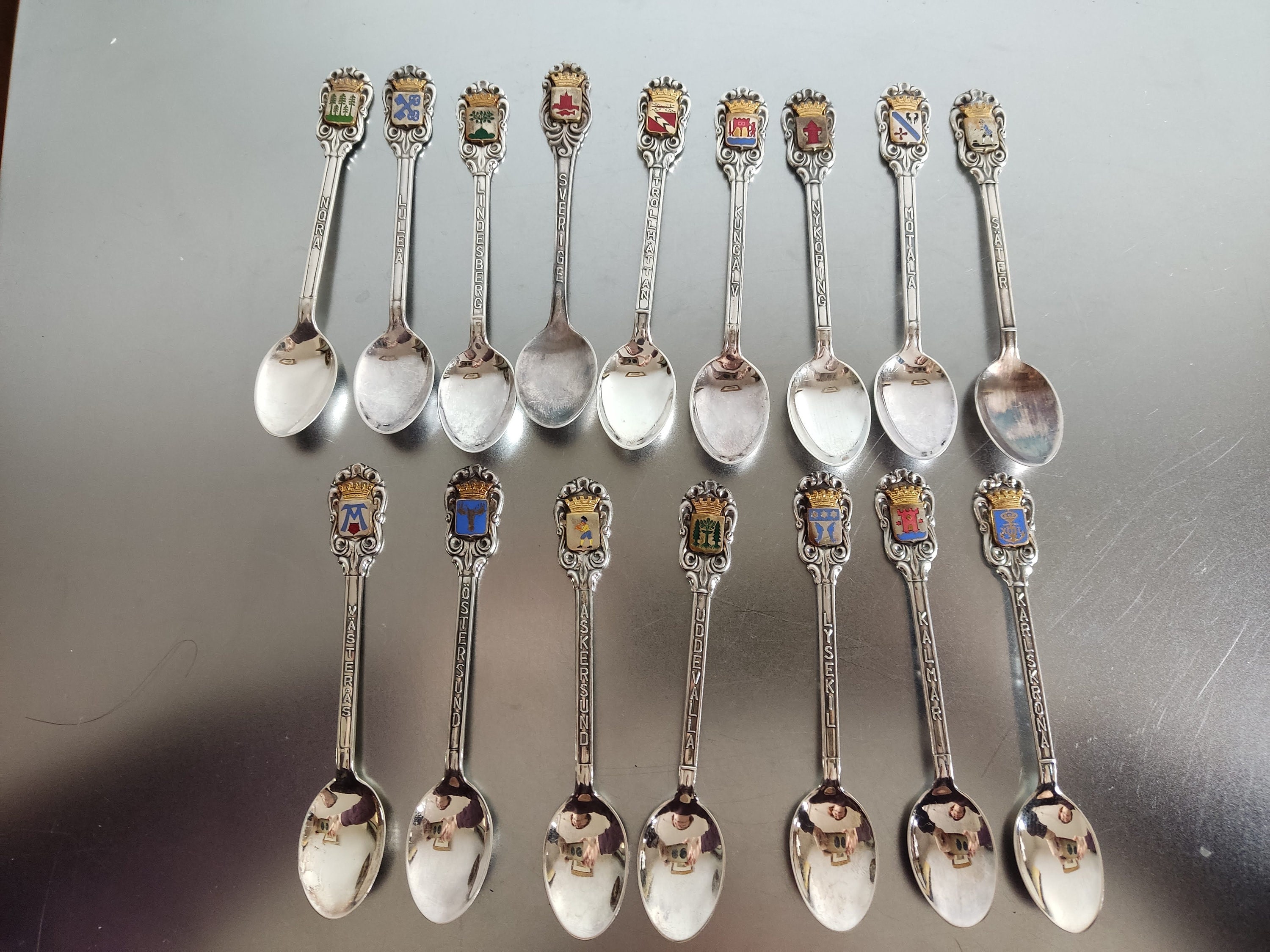 Vintage Set von 16 Souvenir Silver Plated Löffel Sammlerstück Schweden / Silverplated Löffel Emaillierter Griff
