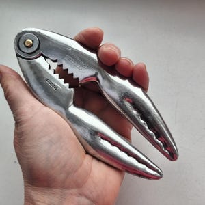 Vintage krabbnötknäppare — Hoffmann Cracky Tyskland — hummerklo-nötknäppare — mitten av århundradet i aluminium köksredskap skaldjursredskap barredskap present