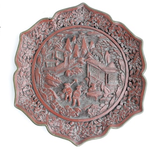Antike XIX c Chinesisch geschnitzte Cinnabar Lacquer Gericht Qing Dynastie unterzeichnet: Qianlong-Marke ist in einer rechteckigen Kartusche gesetzt.
