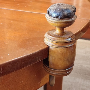 Alfiletero antiguo de madera con abrazadera y tapa de cuero, herramienta de costura vintage, alfiletero de mesa, accesorio de costura de estilo victoriano, década de 1900