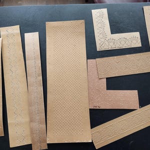 Conjunto de 9 plantillas de tarjeta perforadas con patrones para hacer encaje de bolillos sueco vintage