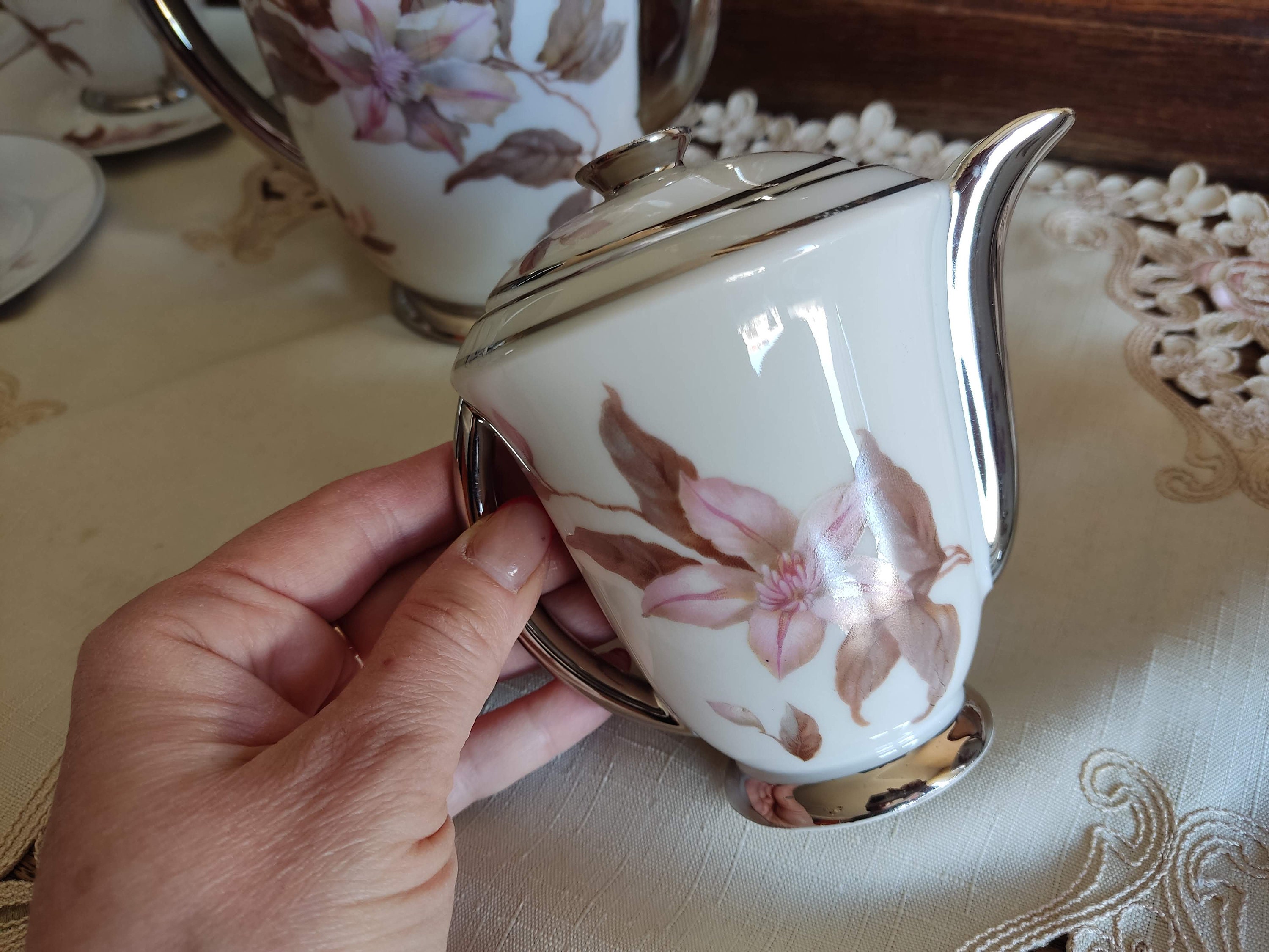 Service à café en porcelaine de Limoges Paul Delage Paris, décor floral doré, début XXe siècle - France