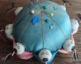 Vintage Pin Cushion hecho a mano satén asiático y 8 niños lindos / Vintage usado 1970s