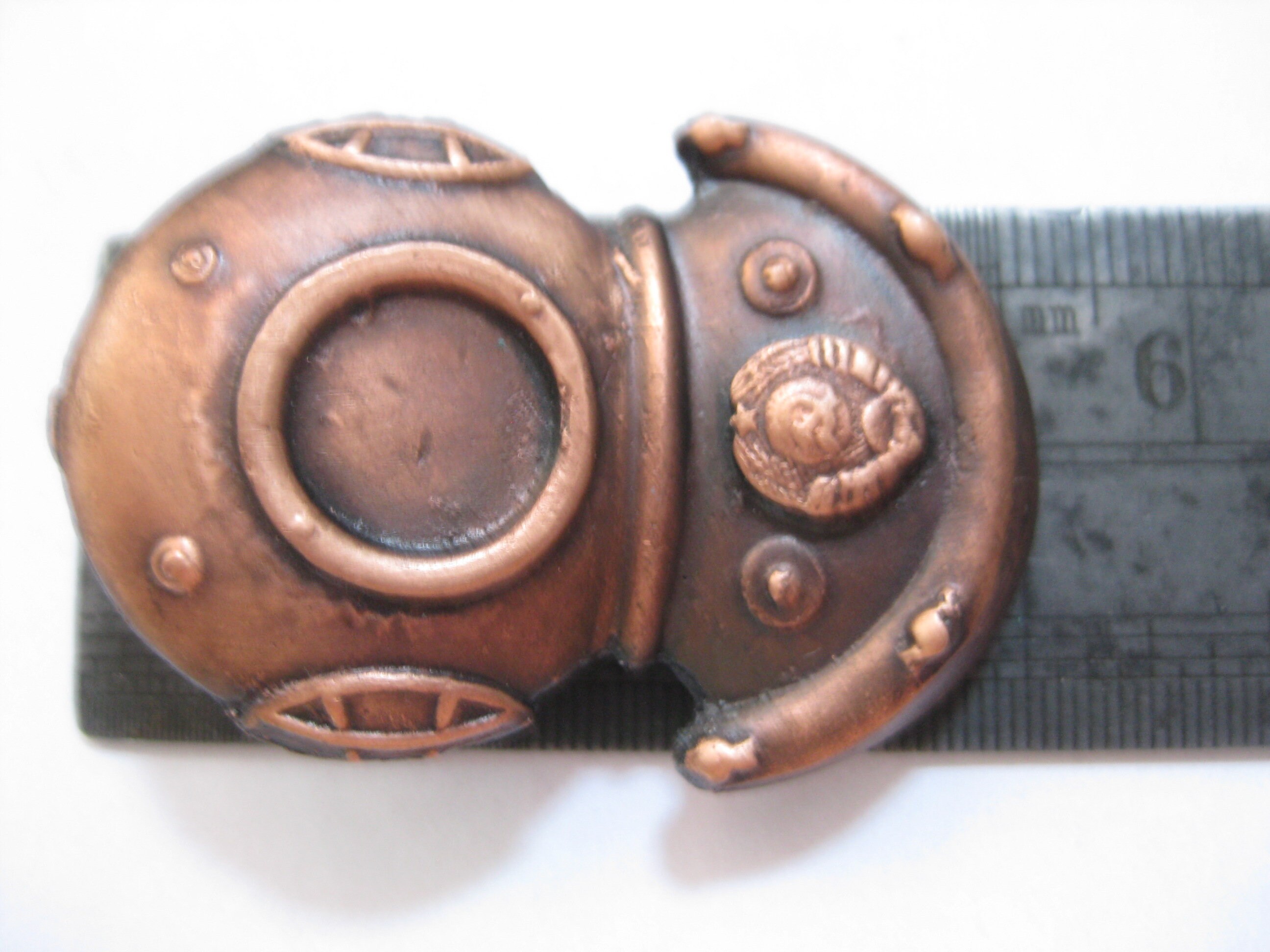 ヴィンテージ ソ連 (ロシア) 缶入りダイバーバッジ - Etsy 日本