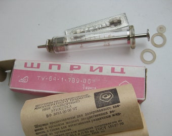 Vintage 1986 sowjetisch-russische Glasspritze 10 ml mit 2 Nadeln Wurde nicht verwendet.
