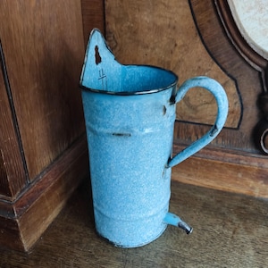 Lata de enema antigua de esmalte azul de 1 l, equipo médico vintage de la década de 1920, loza de granito para colgar en la pared con pico, marcas de medición, decoración coleccionable de la década de 1920.