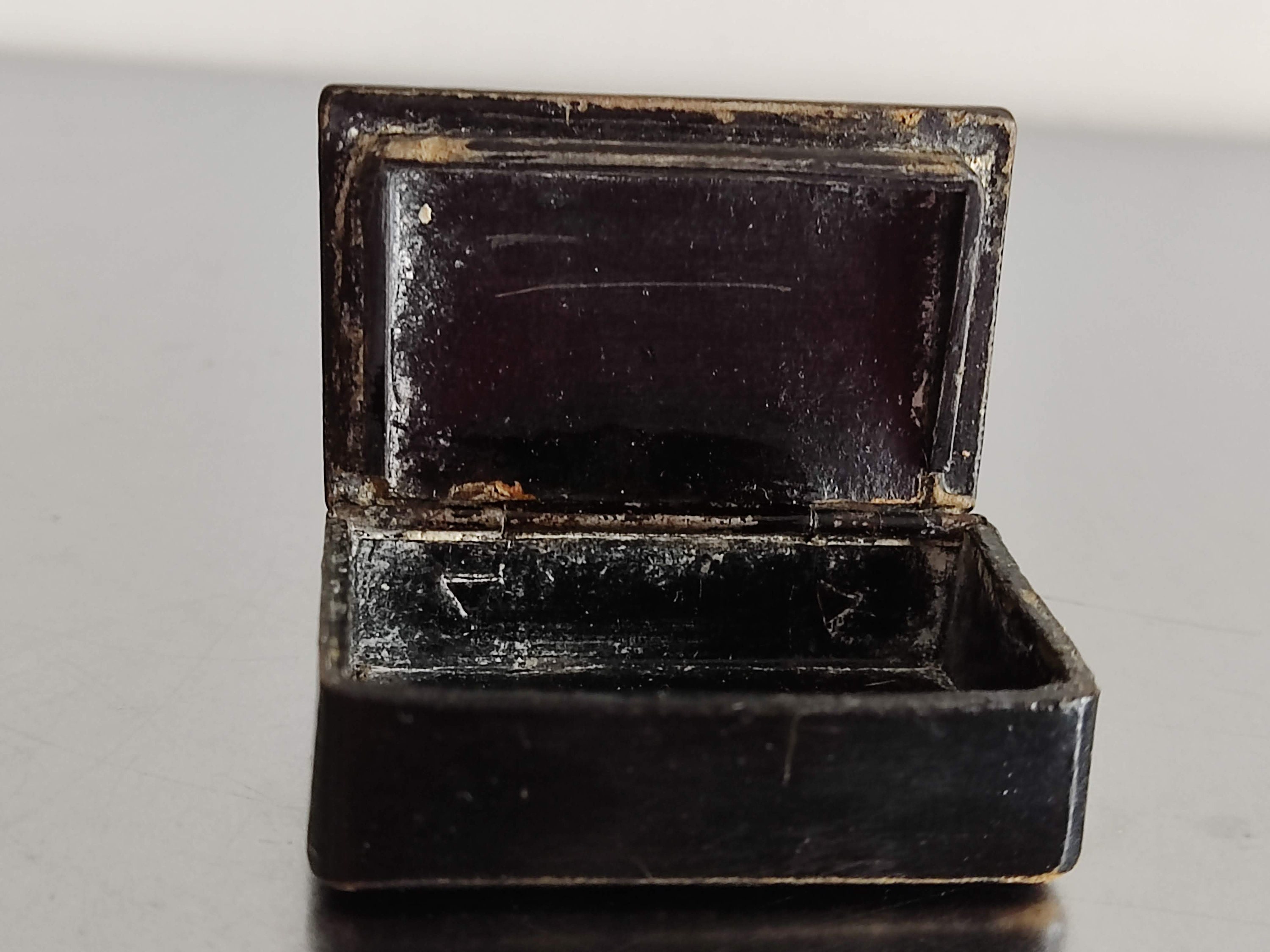 アンティーク 19 世紀 木製嗅ぎタバコ入れ 彫刻入り - Etsy 日本