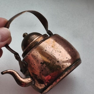 Miniatyr antik koppar tekanna med lock och handtag | Vintage handgjord dockskåps köksredskap eller rustik inredning samlarkoppar vattenkokare