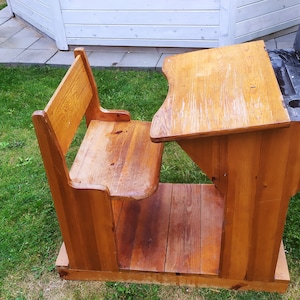 alte 1940er Jahre. Schwedischer Schultisch aus Holz handgefertigt