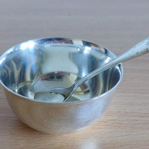 1951 Schwedischer Sterling Silber Salzstreuer mit Monogramm AAJ und versilbertem Löffel
